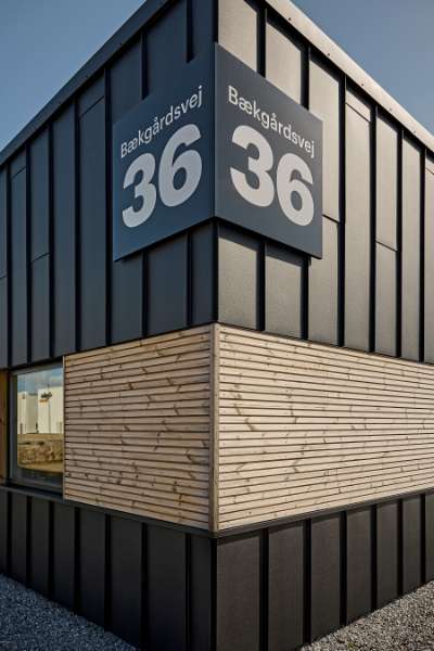 Schwarze Stahlprofile und warmes Holz schaffen markante Kontraste an der Fassadenfront, Jernvej 19, 6900 Skjern, Dänemark